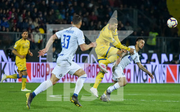 2019-04-14 - Un duro intervento di Valzania su Politano - FROSINONE VS INTER 1-3 - ITALIAN SERIE A - SOCCER